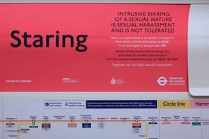 La polémica campaña contra "mirones" en el metro de Londres