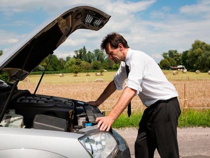 Mirar que la batería del vehículo no se haya deformado por las altas temperaturas es clave