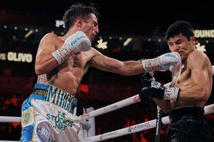 Mirco Cuello golpea a Christian Olivo en el combate que sostuvieron en febrero; el argentino terminó con una fractura en la mandíbula