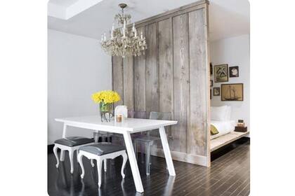 ¡Miren qué buena idea! En este monoambiente se aprovechó la madera para generar una división entre el sector del comedor y el dormitorio