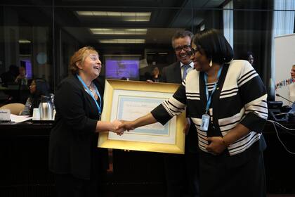 Miriam Burgos, subsecretaria de Prevención y Control de Enfermedades Comunicables e Inmunoprevenibles de la Secretaría de Salud de la Nación, recibió el certificado durante la 72a Asamblea Mundial de la Salud en el Palacio de las Naciones de Ginebra