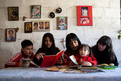Miriam Chávez comparte la lectura junto a sus hijos Tahina, Jocelyn, Natasha y Gustavo