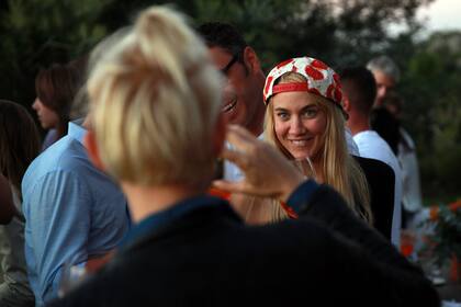 Miriam y Olivia Nervo, fotos con amigos