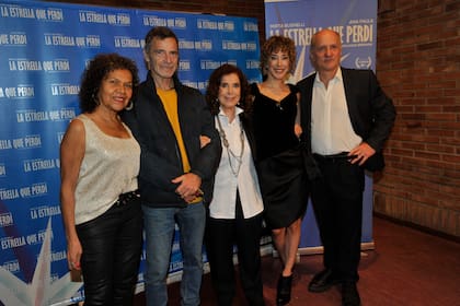 Mirta Busnelli y Anita Pauls, felices, junto a Susana Varela, Gustavo Garzón y Fabián Arenillas, en el estreno de La estrella que perdí, la película dirigida por Luz Orlando Brennan que las tiene como protagonistas