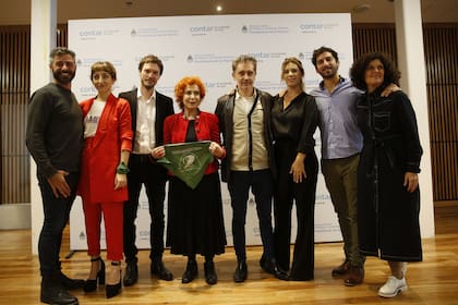 Mirta junto con el creador de la serie, Levatti, productores y parte de sus compañeros de elenco