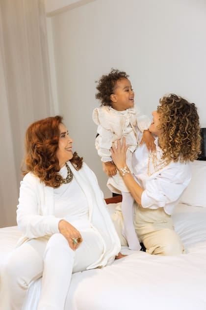 Mirta y Anita juegan con Bendi en una suite de CasaSur Hotel Collection. Instalada en Los Ángeles desde 2020, Anita llegó a Buenos Aires para reencontrarse con su madre y presentar "La estrella que perdí", la película de Luz Orlando Brennan que protagonizan juntas y que se estrena el 9 de mayo.