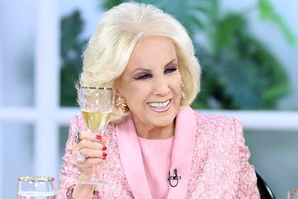 En su vuelta a la televisión, Mirtha Legrand lucirá un vestido con cristales diseñado por Claudio Cosano