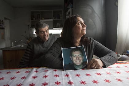 Mirtha, con la foto de su hijo, David.