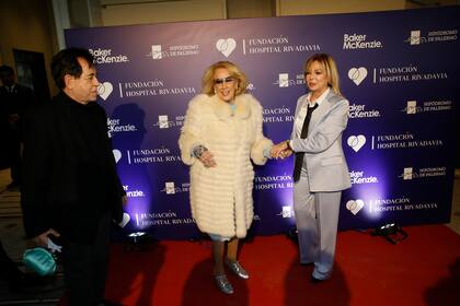 Mirtha con un impactante tapado blanco al ingresar al salón del Hipódromo de Palermo