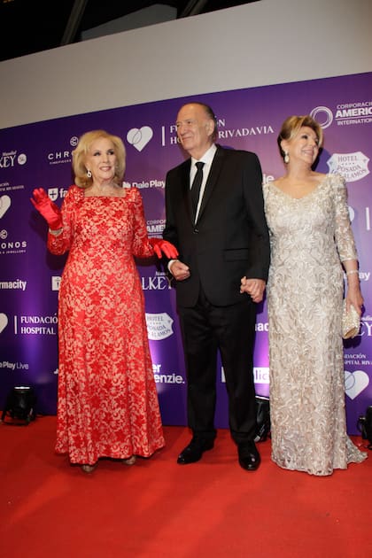 Mirtha, con vestido de Iara, posa junto al director del hospital, el doctor Eduardo Fernández Rostello, y Diana Chugri.