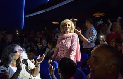 Mirtha espectadora, rodeada del público, que tuvo un premio extra al presenciar anoche el show Fátima 100%