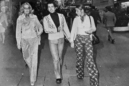 Mirtha, Héctor y Marcela Tinayre caminando por calle Florida a la salida de Harrods, a principio de los 70. La diva de los almuerzos llevaba un traje de antílope y plataformas.