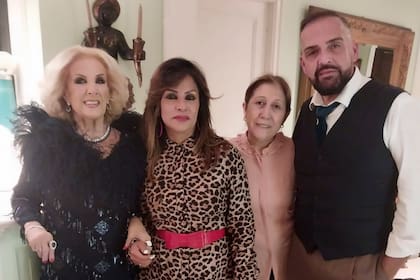 Mirtha junto a Gladys Andrade, Elvira y Leo Cosenza, tres de las personas que forman el selecto grupo que rodea a la diva