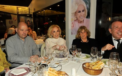 Mirtha Legrand cenando junto a sus amigos en un reconocido restaurante del barrio porteño de Recoleta