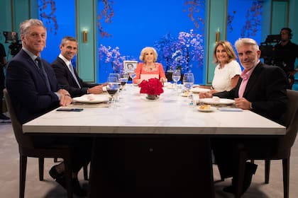 Mirtha Legrand con sus invitados de la noche: Horacio Cabak, Martín Menem, Silvina Fernández Barrio y Matías Bagnato