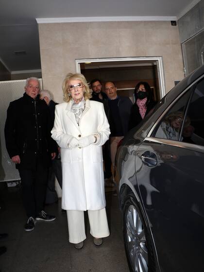 Mirtha Legrand en el velatorio de su amiga y eterna locutora, Nelly Trenti