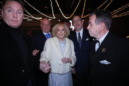 Mirtha Legrand, escoltada por Martín Cabrales, Fabián Perechodnik y Héctor Vidal Rivas