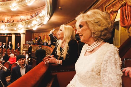 Mirtha Legrand, esplendida junto a Susana Giménez el año pasado en la Gala por los 100 años del Dr. René Favaloro en el Teatro Colón