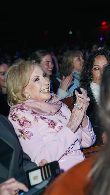 Tal como lo había anunciado en su programa y fiel a su costumbre de ir al teatro, Mirtha Legrand fue al Gran Rex a ver La sirenita, la primera versión teatral en español del clásico de Disney. "He vuelto a mi infancia...", aseguró tras ver la pieza