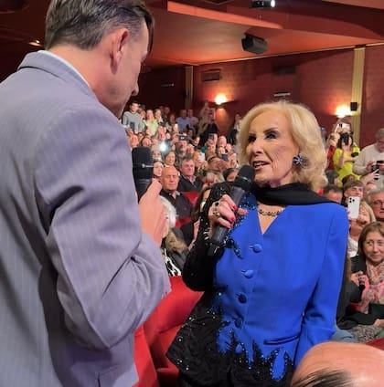 Mirtha Legrand fue a ver La cena de los tontos y Martín Bossi le dedicó una canción