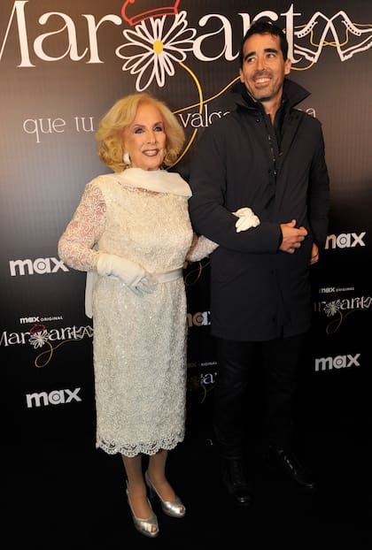 Mirtha Legrand fue una de las celebridades invitadas a la presentación; la diva llegó acompañada por su nieto Nacho Viale y coreó y bailó muy animada junto al elenco el éxito de Floricienta "Flores amarillas"