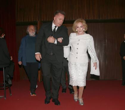 Mirtha Legrand ingresó al Teatro Coliseo acompañada de su histórico asistente Héctor Vidal Rivas y de su custodio personal