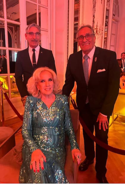 Mirtha Legrand junto a Mario Vidal y Edgardo Cotón, responsables de IARA