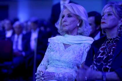 Mirtha Legrand, junto a su hija Marcela Tinayre en la primera fila del evento