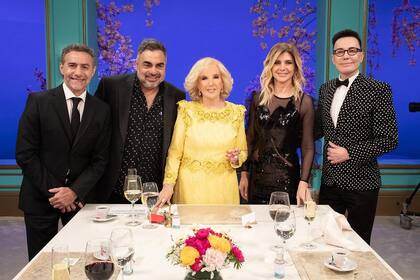 Mirtha Legrand junto a sus invitados: Marcelo Polino, Roberto Moldavsky, Débora Plager y Luis Majul (Foto: Instagram/@lamesazarg)