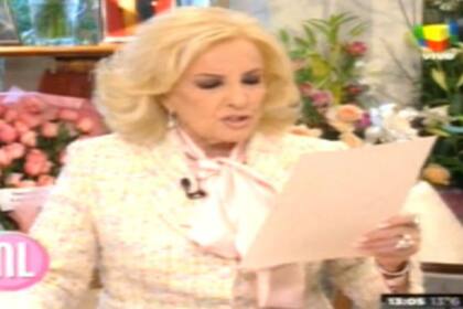 Mirtha Legrand leyendo la carta que le envió el Papa Francisco