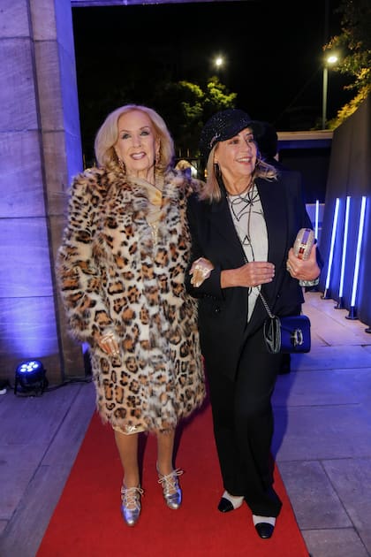 Mirtha Legrand llegó acompañada por su hija, Marcela Tinayre