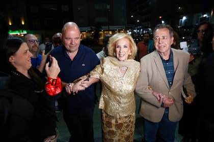 Mirtha Legrand llegó al Atlas, acompañada por su asesor de vestuario Héctor Vidal Rivas y fue recibida por Carlos Rottemberg, el gran anfitrión de la noche. El público esperó a "La Chiqui" para saludarla antes del ingreso a la sala