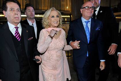 Mirtha Legrand llegó sonriente a la gala de la Fundación Amigos del Teatro San Martín, con un elegante vestido rosa pálido