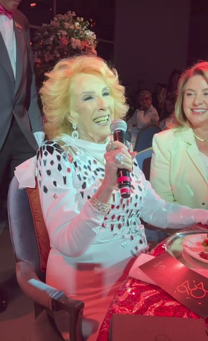 Mirtha Legrand recibió 2026 en la fiesta que cada año celebra el Hotel Costa Galana, en Mar del Plata. "Me cambié el peinado", comentó Chiquita desde la mesa principal, enfundada en un diseño de Claudio Cosano. "Estoy feliz de estar acá con ustedes. Vamos a disfrutar de esta noche y esperar el nuevo año con todo el amor, el optimismo y los deseos de tener un país maravilloso", destacó la conductora. Radiante y vital como de costumbre, Legrand arribó al evento alrededor de las 21.15, disfrutó del show de Los Totora que musicalizó la velada y se retiró a las 3 de la mañana. El viernes 9 comenzará a grabar sus programas desde La Feliz