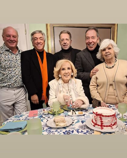 Mirtha Legrand retomó sus clásicos té de los domingos. Estuvo acompañada por Martín Cabrales, Dany Mañas, Héctor Vidal Rivas, Alejandro Veroutis y Amalia Idoyaga Molina