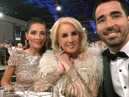 Mirtha Legrand, rodeada por sus nietos, Juana y Nacho Viale