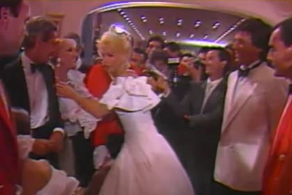 Mirtha Legrand saluda a Susana Giménez el día que la estrella de los teléfonos se casó con Huberto Roviralta, que sonría detrás de ella