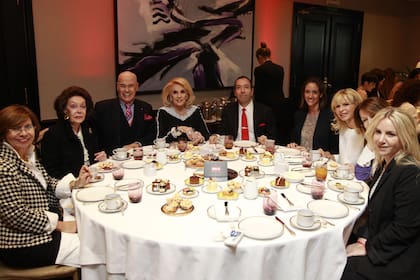 Mirtha Legrand tomó el té con Gino Bogani, Agustina Ayllón, Karina Rabolini, Ana D''Onofrio y Dolores Mitre, entre otros
