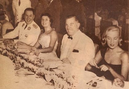 Mirtha Legrand (vestido oscuro) durante un encuentro que compartió con Juan Domingo Perón. El General preside la mesa, a su izquierda Lia Rocco (Miss Cine). A la derecha de la diva de los almuerzos se encuentra el entonces gobernador de la provincia de Buenos Aires Carlos Vicente Aloé 