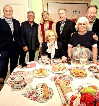 Mirtha Legrand volvió a su rutina de organizar reuniones en su casa, junto a sus colaboradores y amigos más queridos