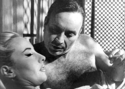 Mirtha Legrand y Ángel Magaña son dos clientes del hotel La Cigarra en el filme de Daniel Tinayre La Cigarra no es un bicho