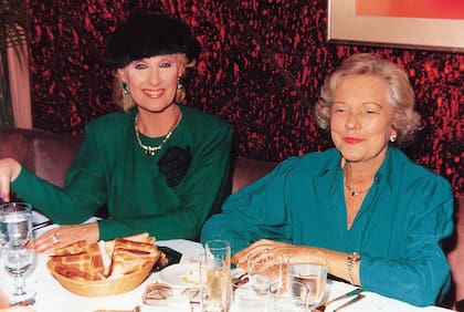 Mirtha Legrand y la escritora Silvina Bullrich. “Noche por medio, Mirtha me llamaba y me decía: ‘Si bajás el aire, vamos con Daniel’. Tinayre era un gourmet total, yo aprendí mucho de él”, afirma nuestro entrevistado.