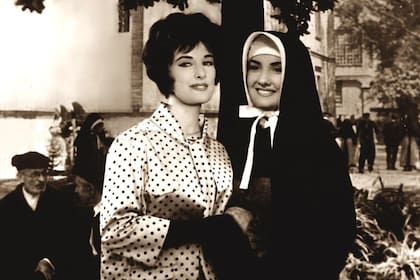 Mirtha Legrand y Silvia Legrand en la película Bajo un mismo rostro, estrenada en 1962