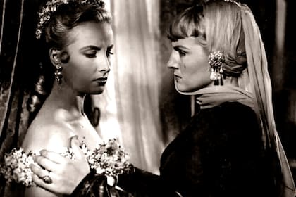 Mirtha Legrand y Zoe Ducos en una escena de la película La de los ojos color del tiempo