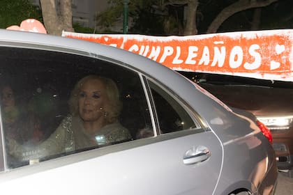 Mirtha llega a lo de Marcela y como el portón para entrar el auto no abría, entró caminando por una puerta lateral.