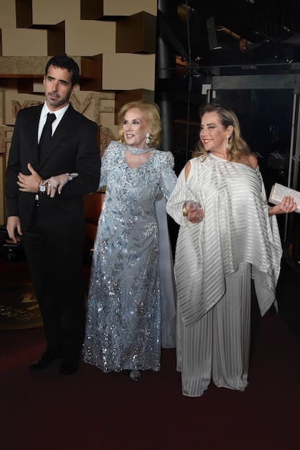 Mirtha
llegó del brazo de Marcela
y de Nacho Viale