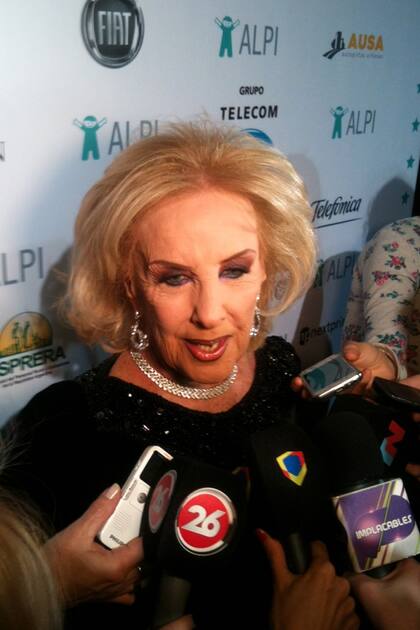 Mirtha, muy elegante en una cena solidaria