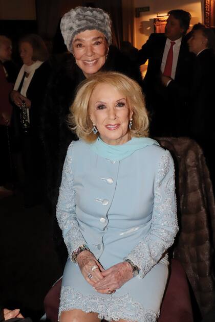 Mirtha posó con Graciela Borges durante el acto en el que el empresario Martín Cabrales fue distinguido como Caballero de la Orden Nacional al Mérito de Colombia. Para la ocasión, eligió un tailleur en crêpe de lana bordado con cristales y encaje en mangas y bajo en tono celeste nacarado, de Claudio Cosano.