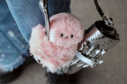 Mirumi se prende de los bolsos y accesorios con un movimiento de agarre