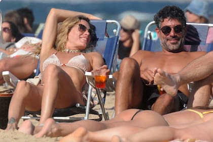 "Mis días en el este con mucho disfrute, playita, música y amor ", escribió la actriz en su cuenta de Instagram luego de lucirse como DJ en una fiesta frente al mar.